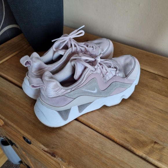 Nike RYZ 365 Barely Rose Trainers uk 6 - Picture 3 of 6